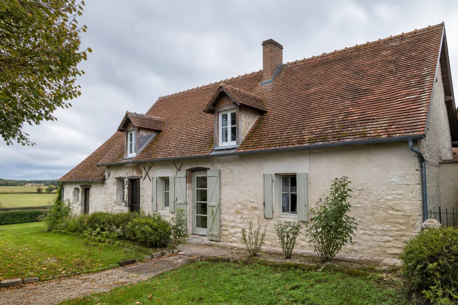 Longère berrichonne près de Bourges avec une toiture en tuile à contrôler avant l'automne