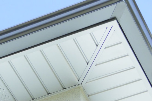 Sous-face aluminium rénovée sous un avant-toit en Eure