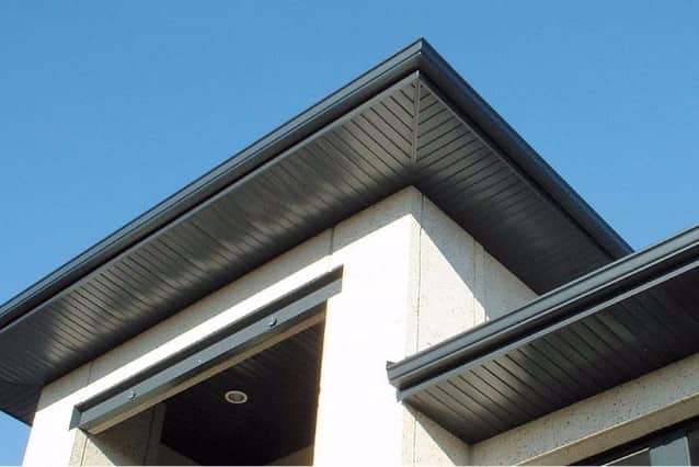 Habillage aluminium blanc d'un dessous de toit