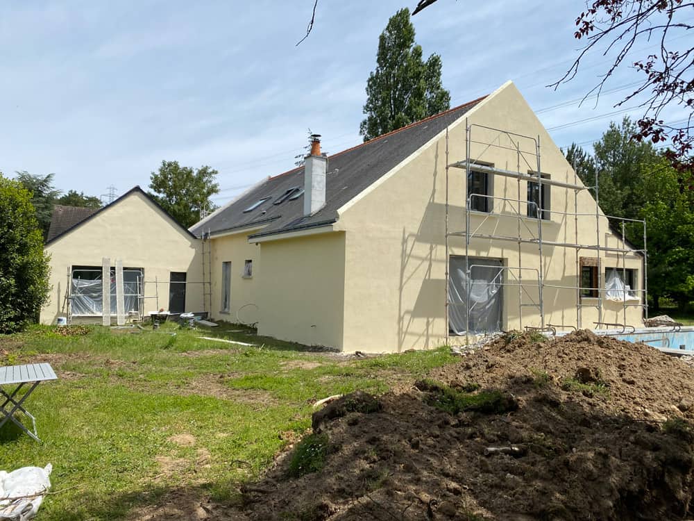 Rénovation de façade en cours sur une maison typique de la région en Indre