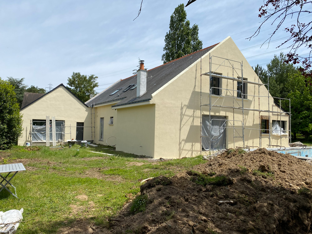Rénovation de façade en cours sur une maison typique de la région en Eure-et-Loir