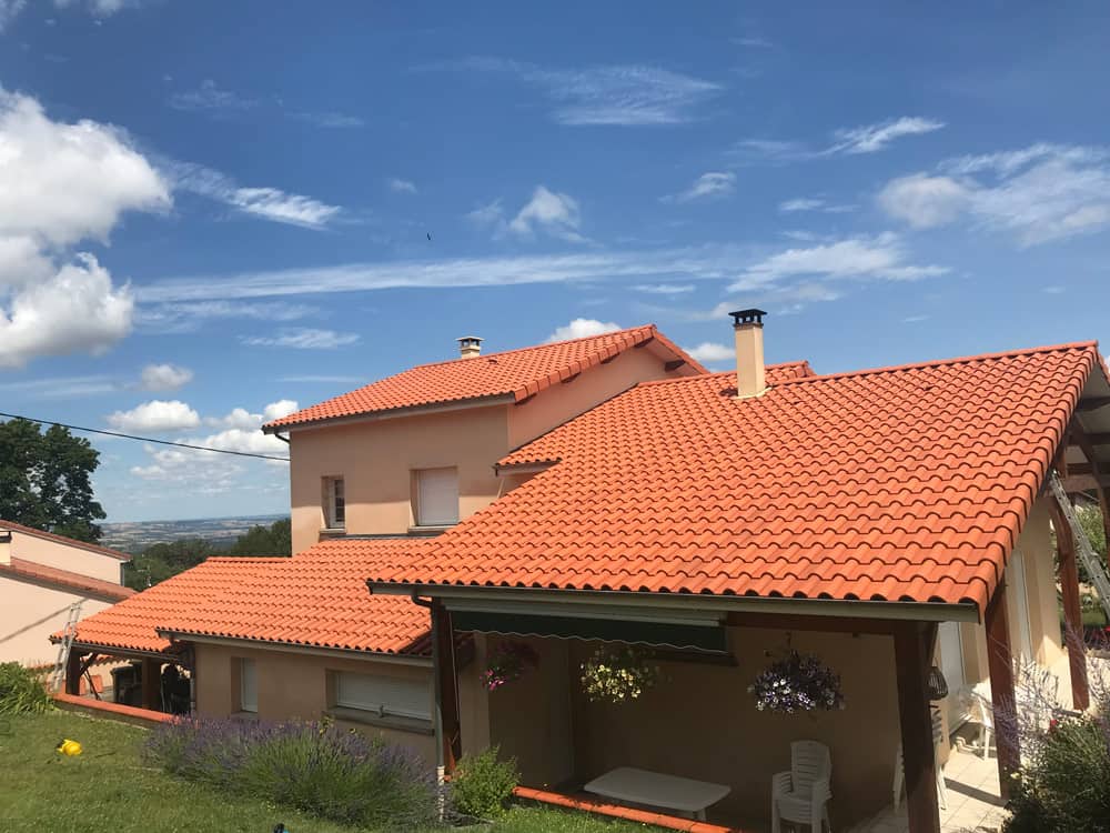 Toiture en tuiles rénovée par Rénov Innov sur une maison régionale en Allier