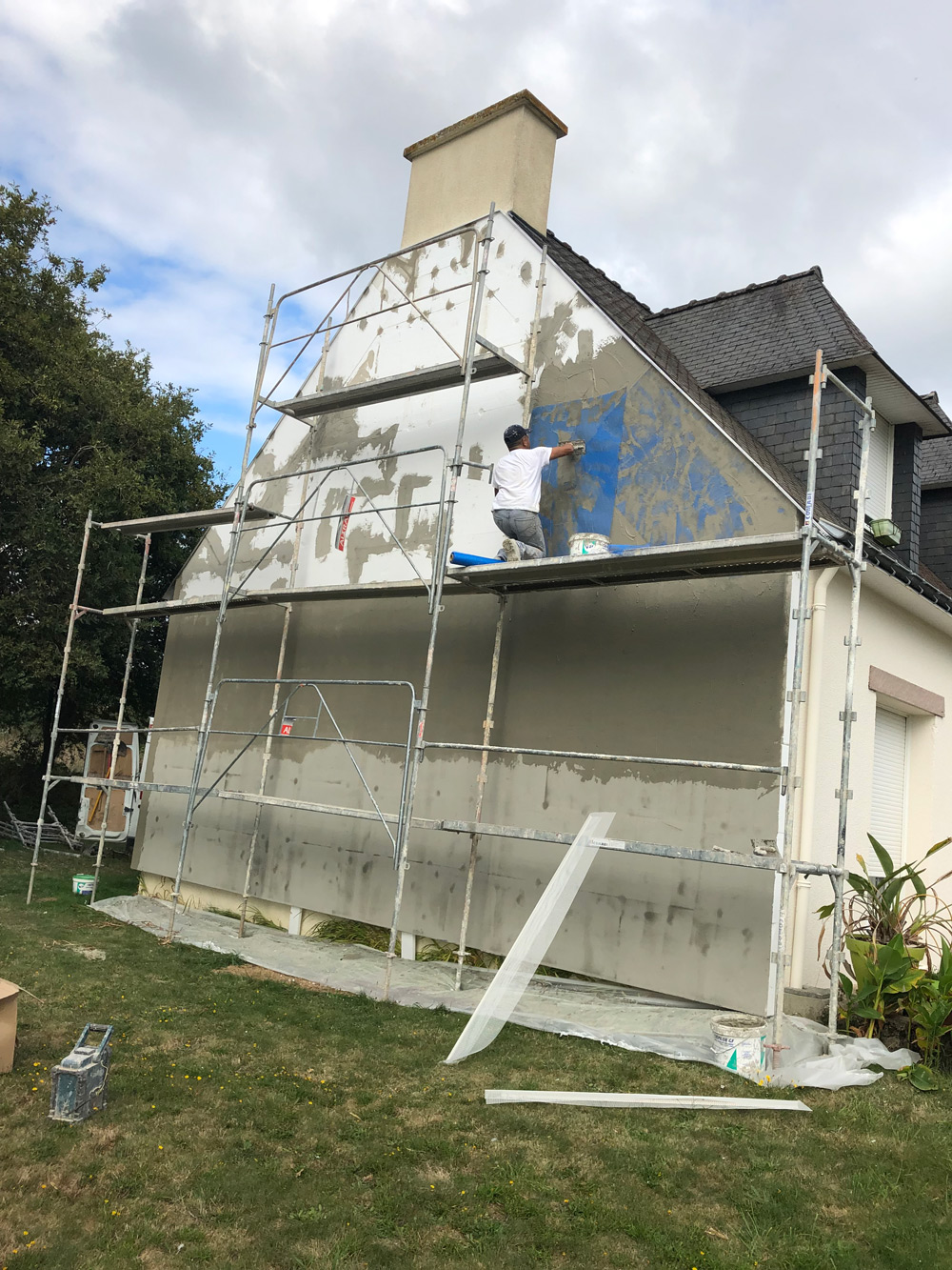 Artisan Rénov Innov travaillant sur une façade
