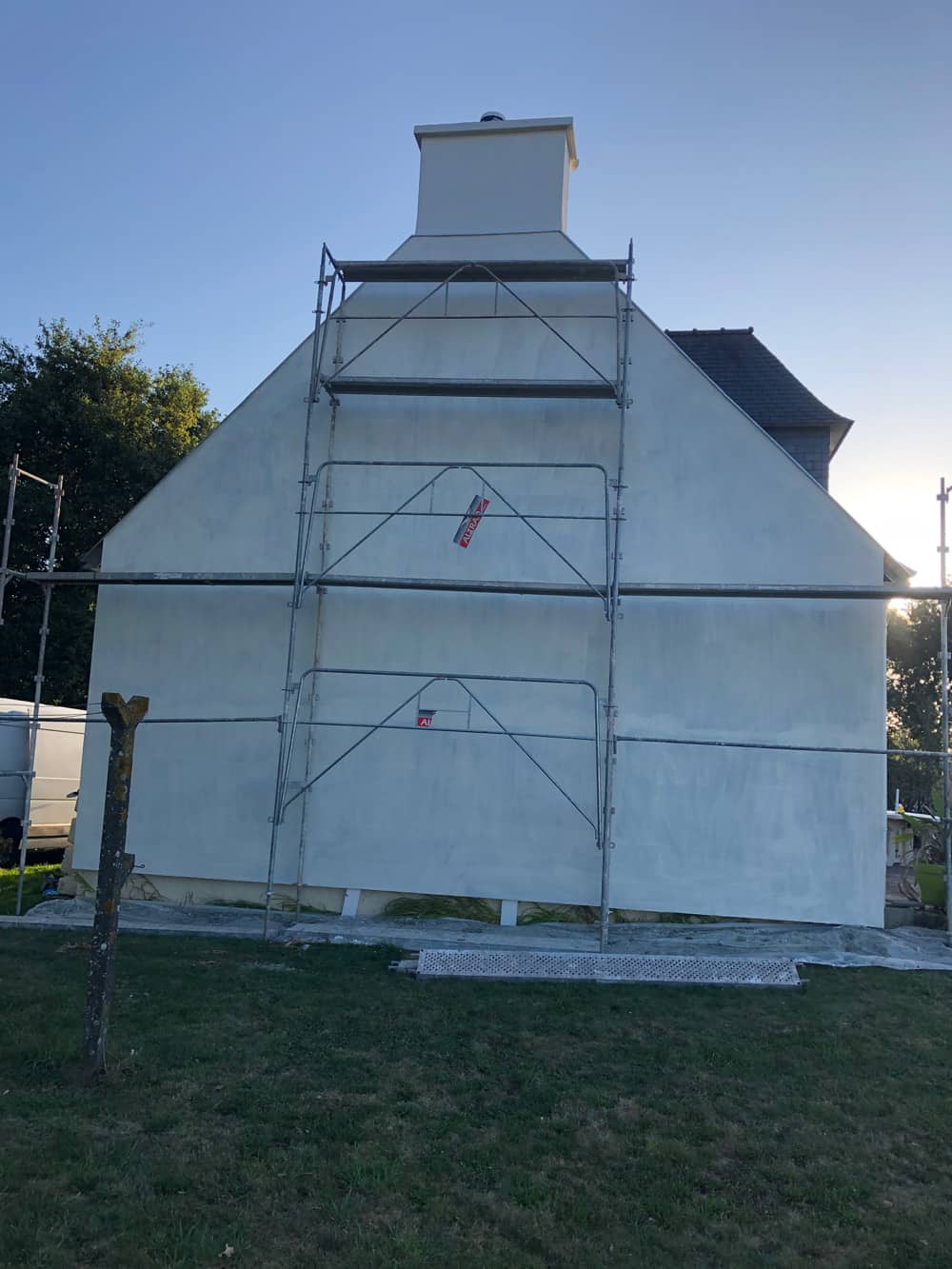Chantier d'isolation extérieure d'un pignon de maison