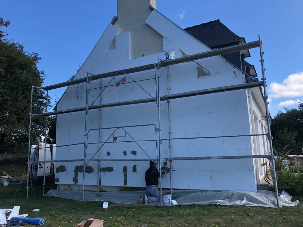 Isolation thermique extérieure en cours sur une maison régionale en Indre