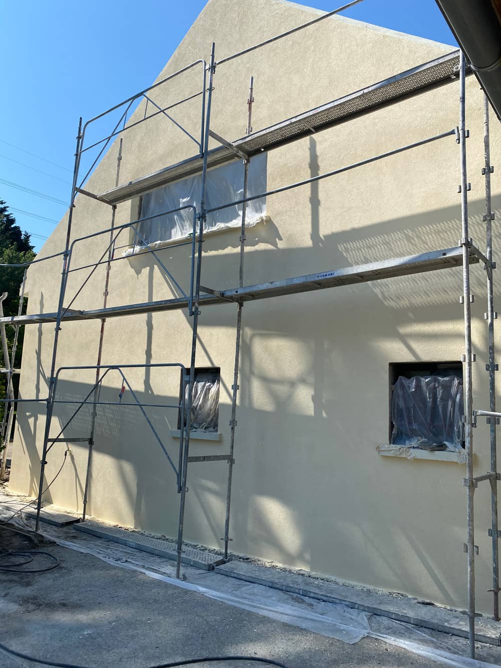 Toiture de maison contrôlée avant la saison hivernale