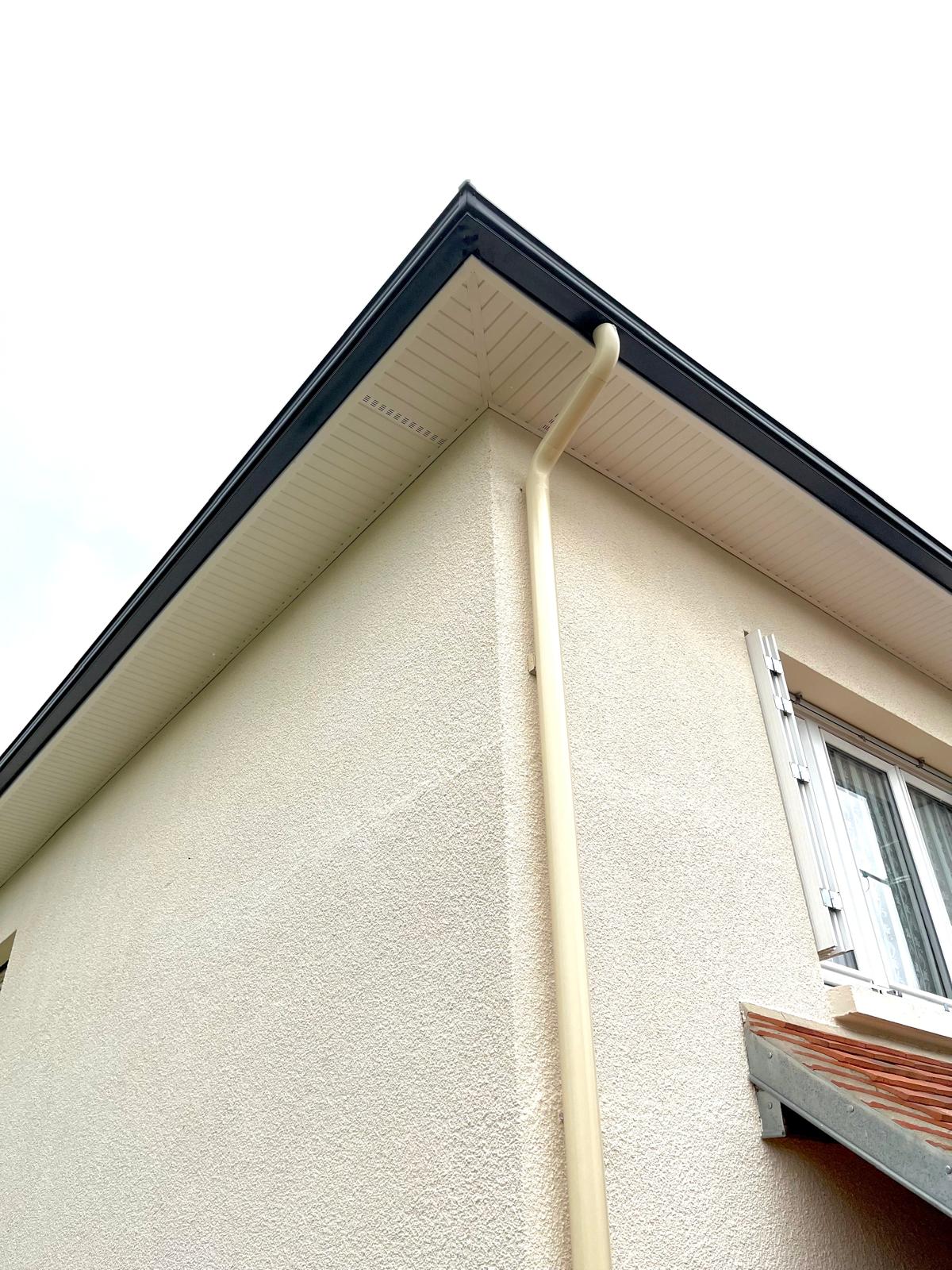 Gouttière et dessous de toit rénovés sur une maison individuelle pour illustrer les travaux proposés à Freneuse-sur-Risle