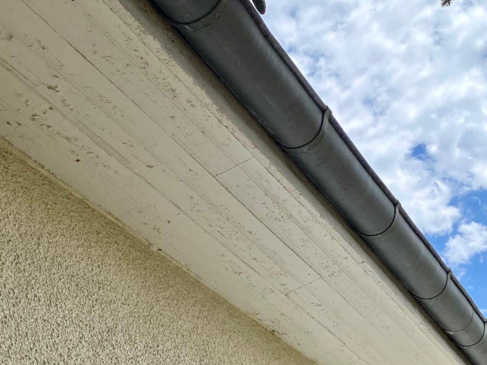 Gouttière avant rénovation sur une maison